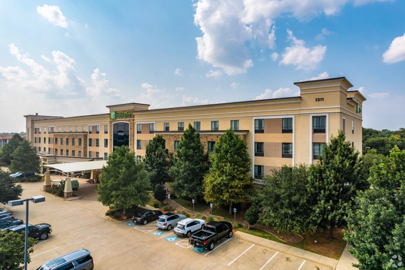 Holiday Inn Arlington Northeast